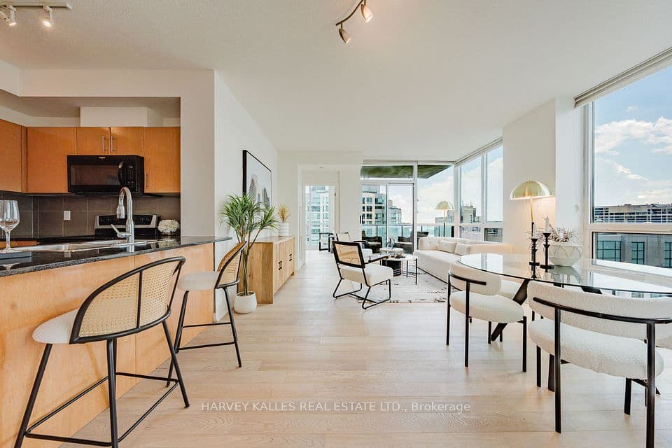 16 Yonge Street 3211, Toronto, ON M5E 2A1 – main photo