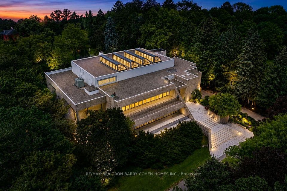 30 High Point Road, Toronto, ON M3C 2R3 – main photo
