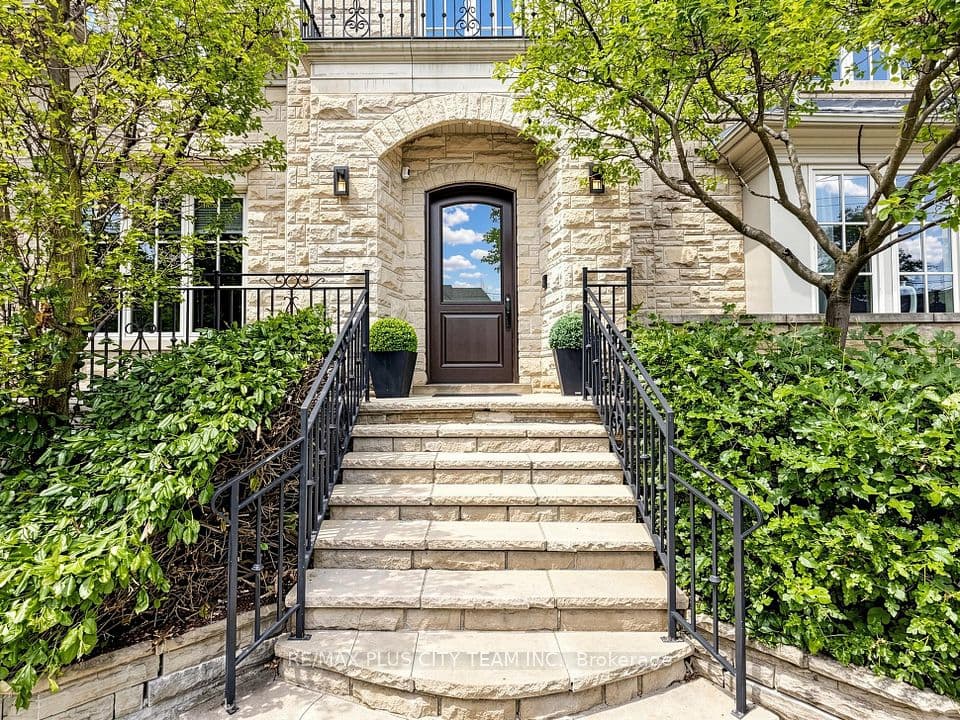 208 Carmichael Avenue, Toronto, ON M5M 2X3 – photo 2