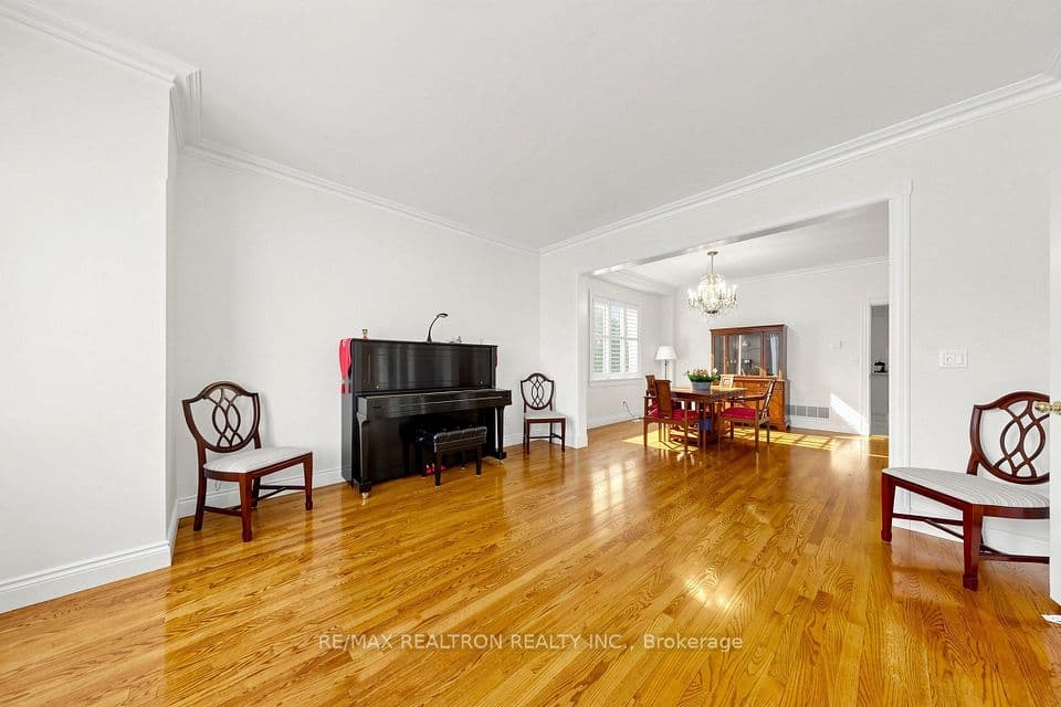 352 Deloraine Avenue, Toronto, ON M5M 2B6 – photo 3