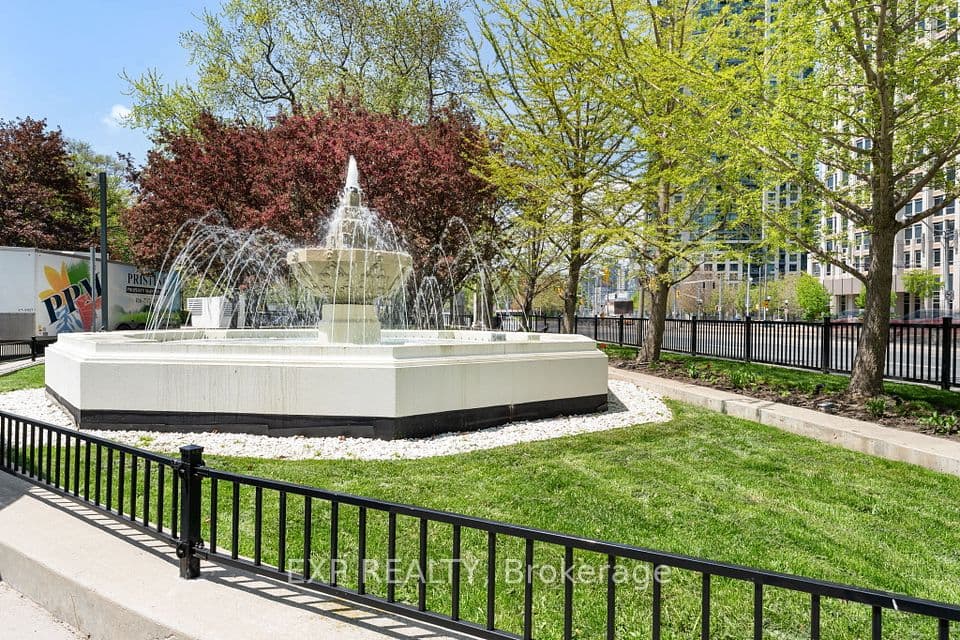 637 Lake Shore Boulevard W 301, Toronto, ON M5V 3J6 – photo 2