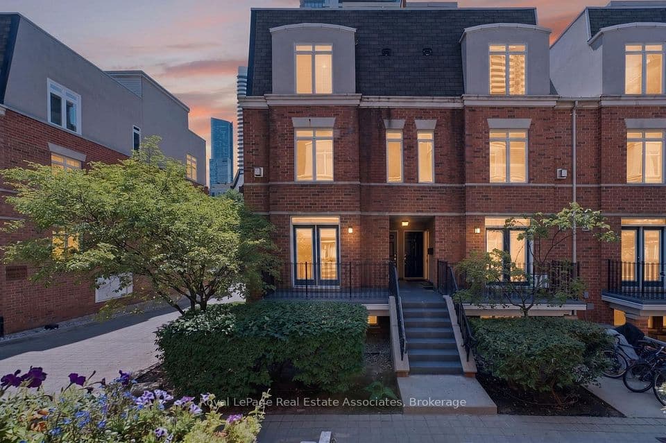 415 Jarvis Street 206, Toronto, ON M4Y 3C1 – main photo