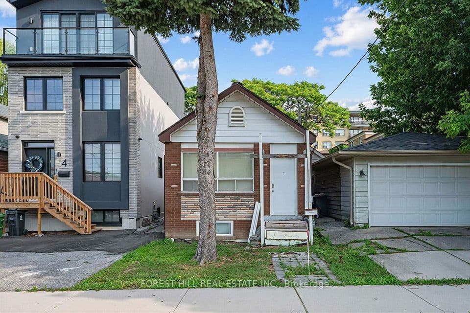 2 Mulberry Crescent, Toronto, ON M6C 1N5 – main photo