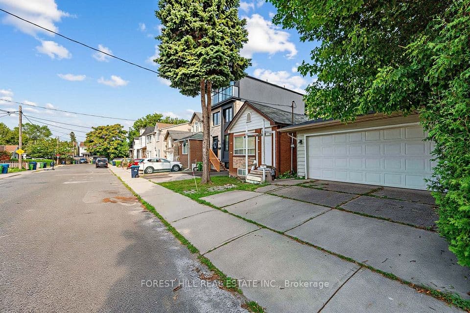 2 Mulberry Crescent, Toronto, ON M6C 1N5 – photo 2