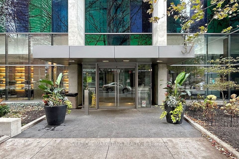 37 Grosvenor Street 2010, Toronto, ON M4Y 3G5 – main photo