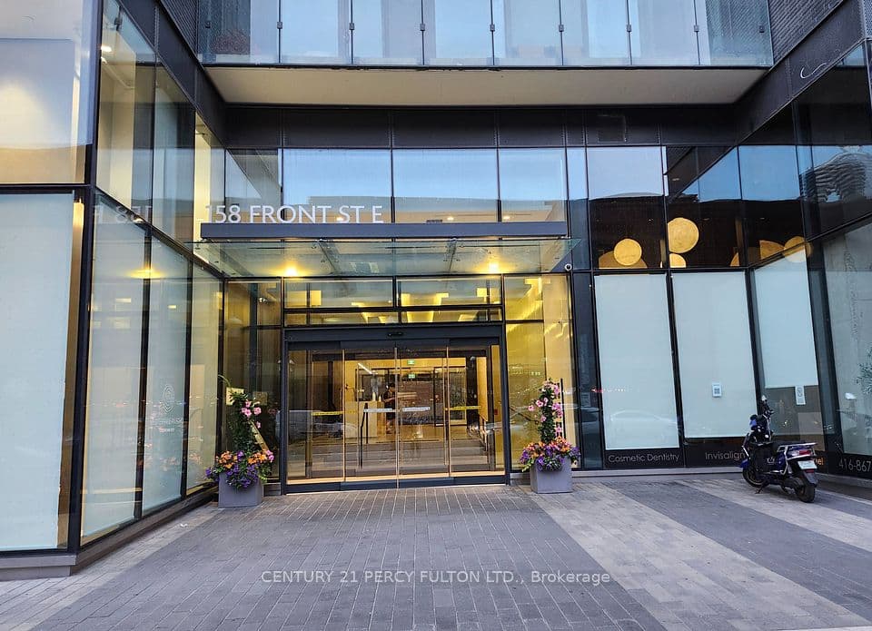 158 E Front Street E 1014, Toronto, ON M5A 0K9 – main photo