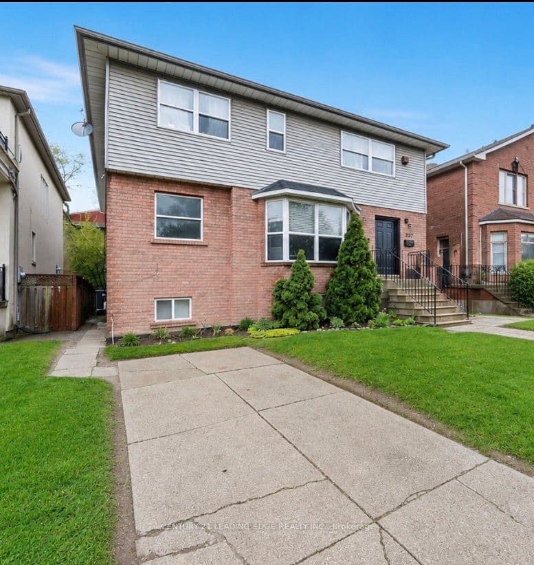 527 Glengarry Avenue, Toronto, ON M5M 1G2 – photo 2