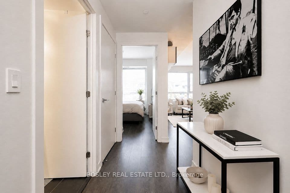 223 St Clair Avenue 209, Toronto, ON M4V 0A5 – photo 2