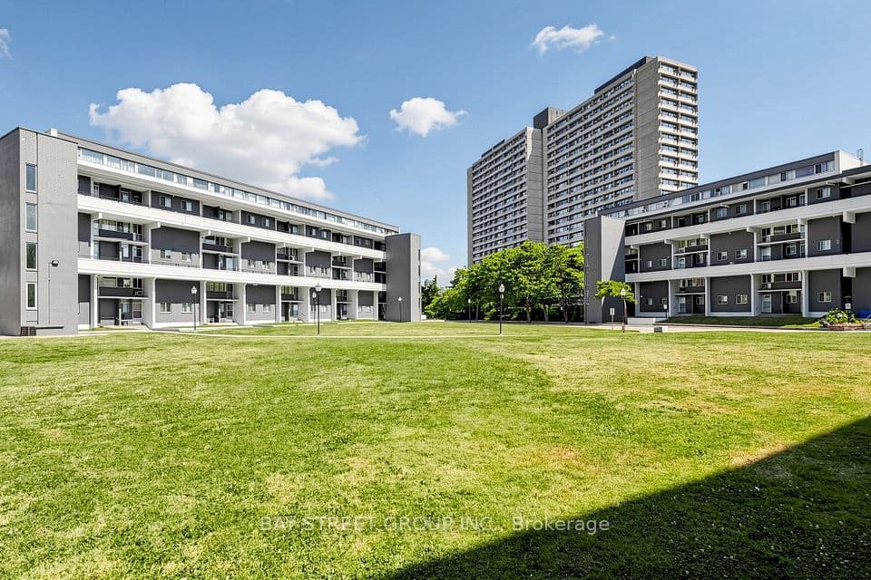 55 Sunny Glenway 302, Toronto, ON M3C 2Z5 – main photo