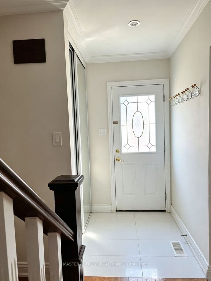 10 Elsa Vine Way, Toronto, ON M2J 4H9 – photo 2