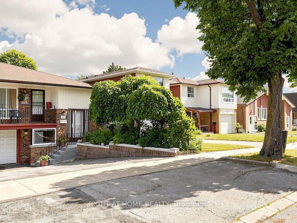 227 Apache Trail, Toronto, ON M2H 2W3 – photo 2