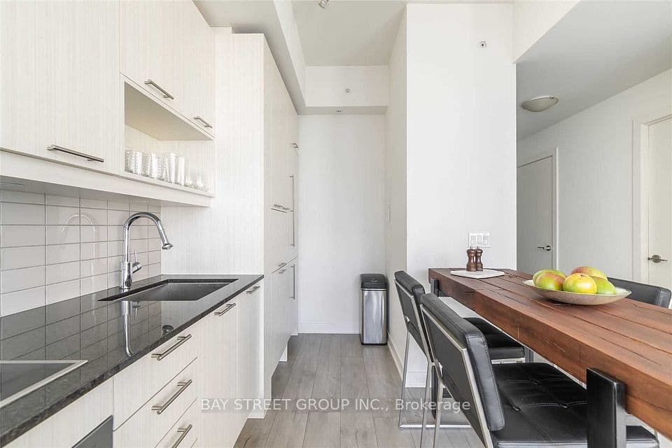 30 Nelson Street 1603, Toronto, ON M5V 0H5 – photo 2