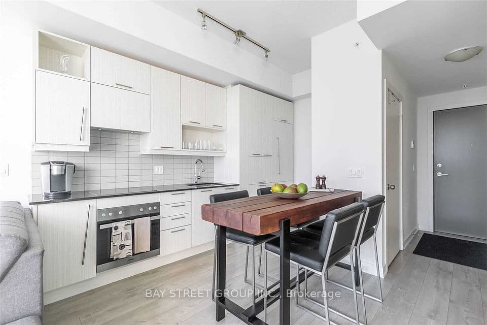 30 Nelson Street 1603, Toronto, ON M5V 0H5 – main photo