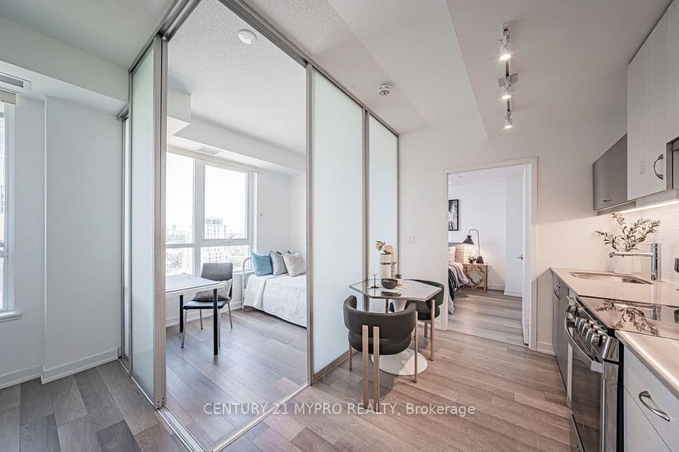 181 Huron Street 1604, Toronto, ON M5T 0C1 – main photo
