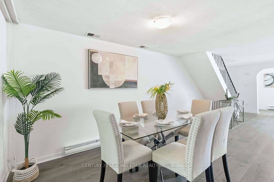 27 Coach Liteway, Toronto, ON M2R 3J8 – main photo