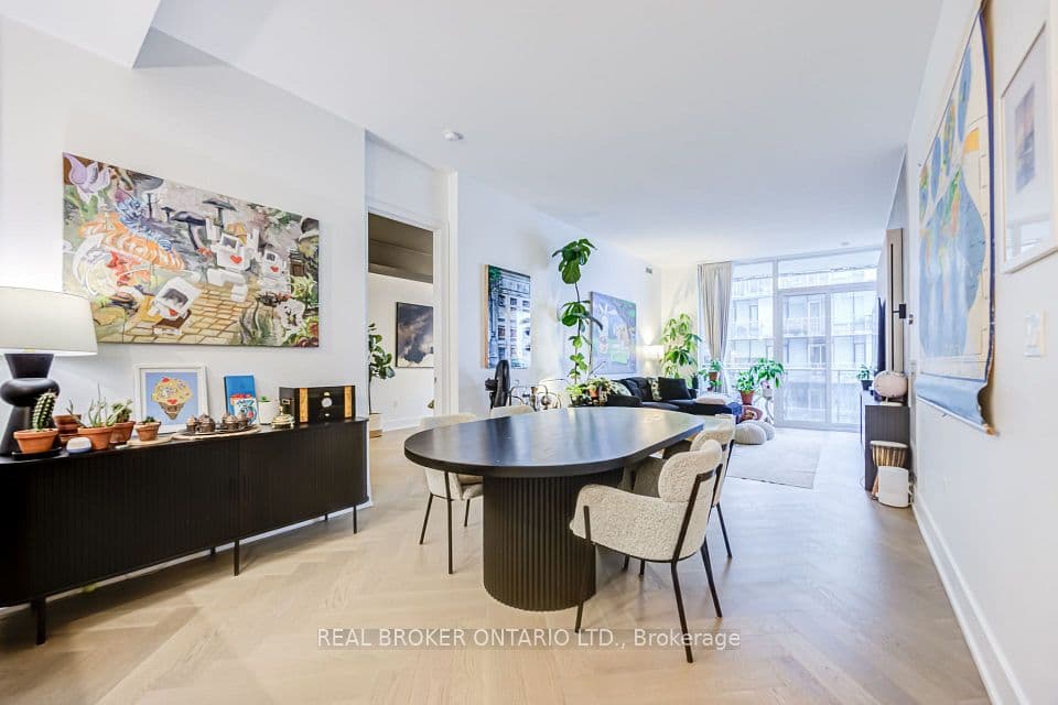 29 Queens Quay E 916, Toronto, ON M5E 0A4 – main photo