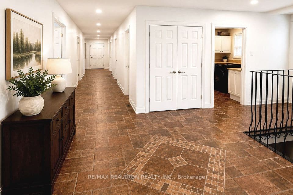 20 Redwing Place, Toronto, ON M3C 2A8 – photo 3