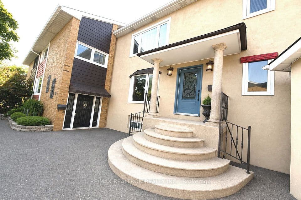 20 Redwing Place, Toronto, ON M3C 2A8 – main photo