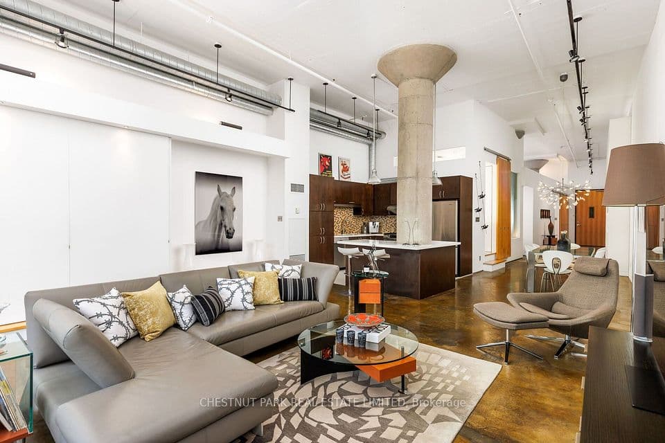 90 Sumach Street W 306, Toronto, ON M5A 4R4 – main photo