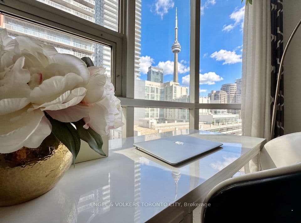 393 King Street W 706, Toronto, ON M5V 3G8 – main photo