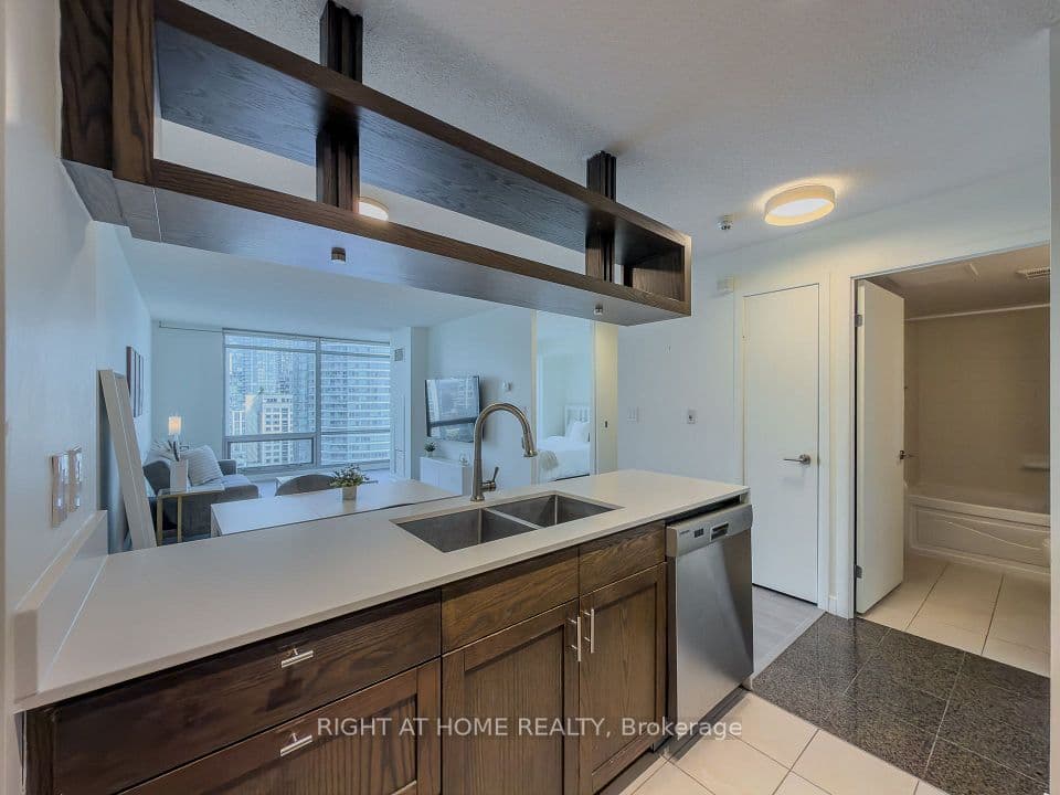 81 Navy Wharf Court 2611, Toronto, ON M5V 3S2 – photo 3