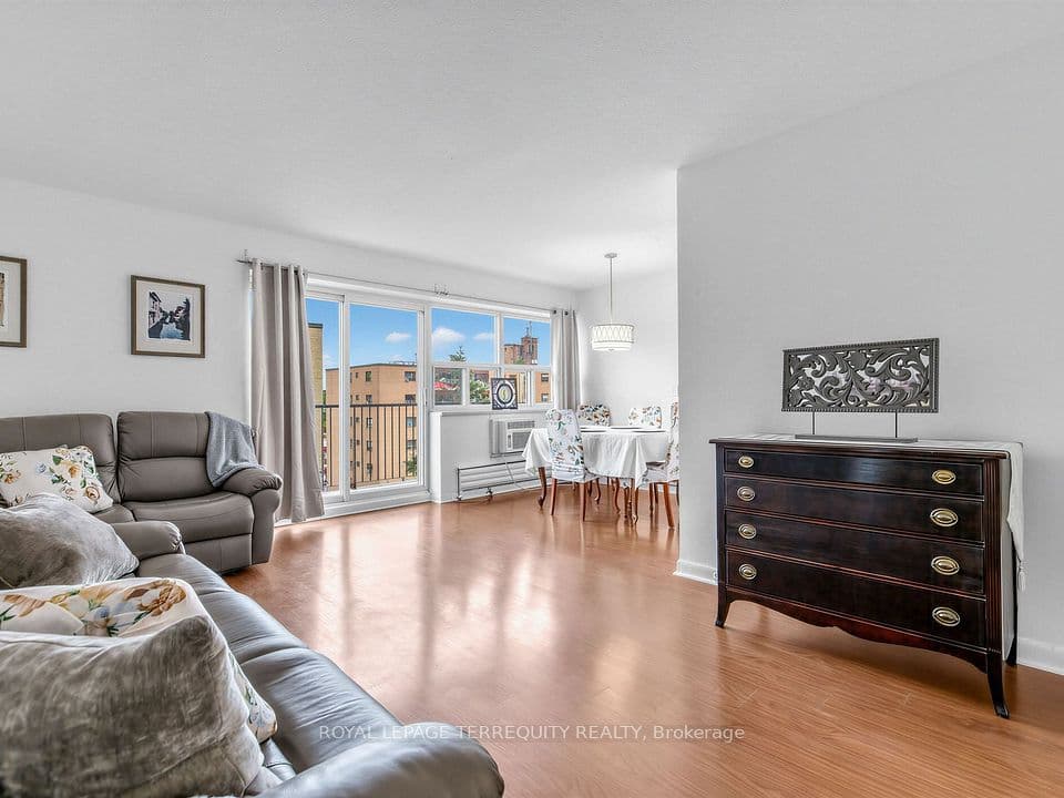 8 Kingsbridge Court 404, Toronto, ON M2R 1L5 – photo 2