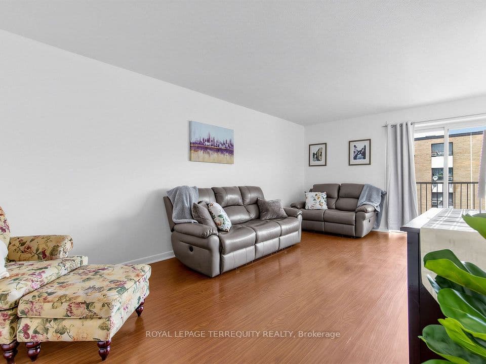 8 Kingsbridge Court 404, Toronto, ON M2R 1L5 – main photo