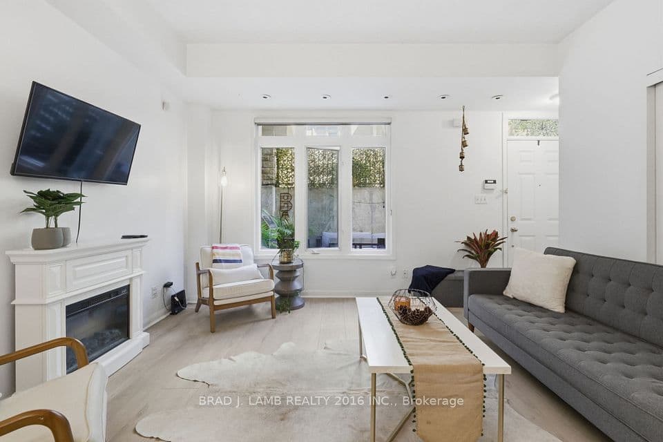 80 Carr Street 29, Toronto, ON M5T 1B7 – main photo