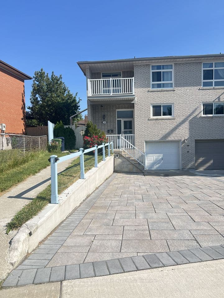 29 Tillplain Road, Toronto, ON M3H 5R1 – main photo