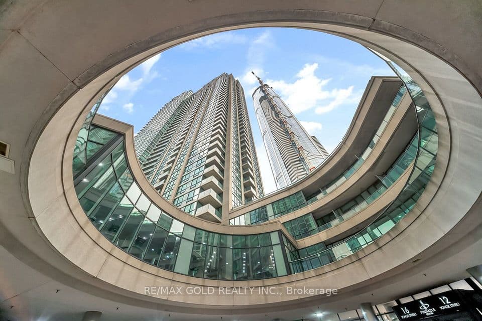16 Yonge Street 1808, Toronto, ON M5E 2A1 – photo 3