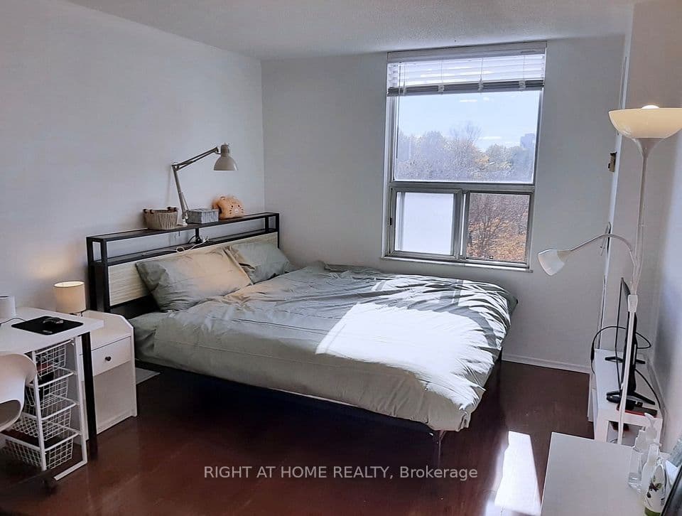 20 Edgecliff Golfway 1008, Toronto, ON M3C 3A4 – main photo