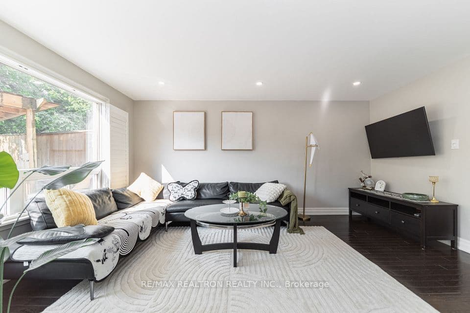 2 Lynedock Crescent, Toronto, ON M3A 2A8 – main photo