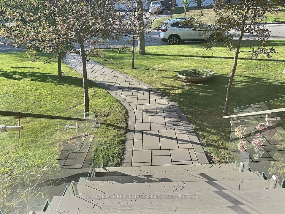 33 Blue Forest Drive, Toronto, ON M3H 4W4 – photo 3