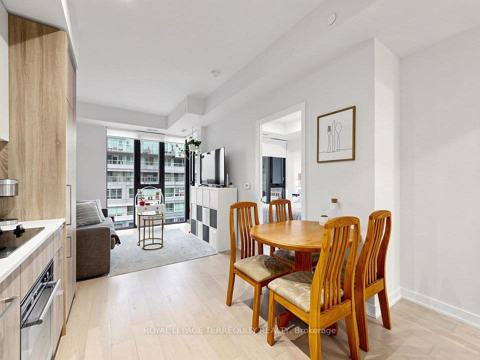 840 St Clair Avenue W 612, Toronto, ON M6C 0A4 – photo 2