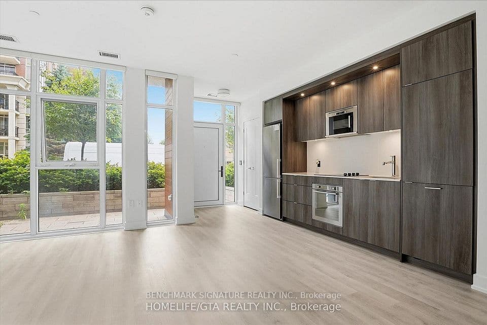 30 Inn On The Park Drive 206, Toronto, ON M3C 0P7 – main photo