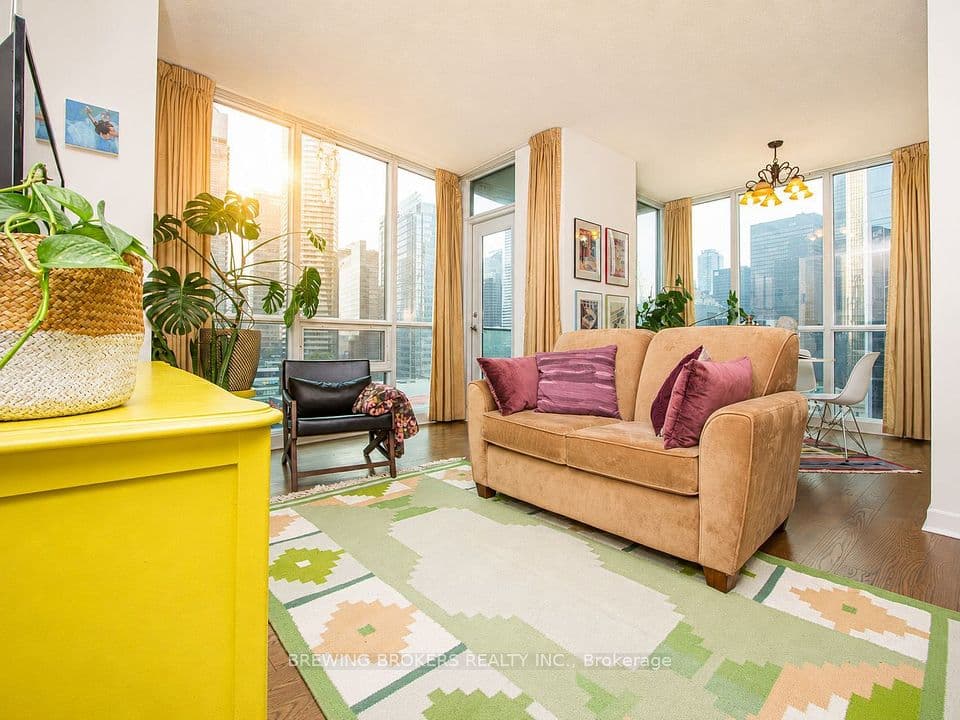 18 Harbour Street 1702, Toronto, ON M5J 2Z6 – main photo