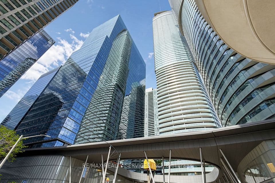 12 York Street 407, Toronto, ON M5J 0A9 – photo 2