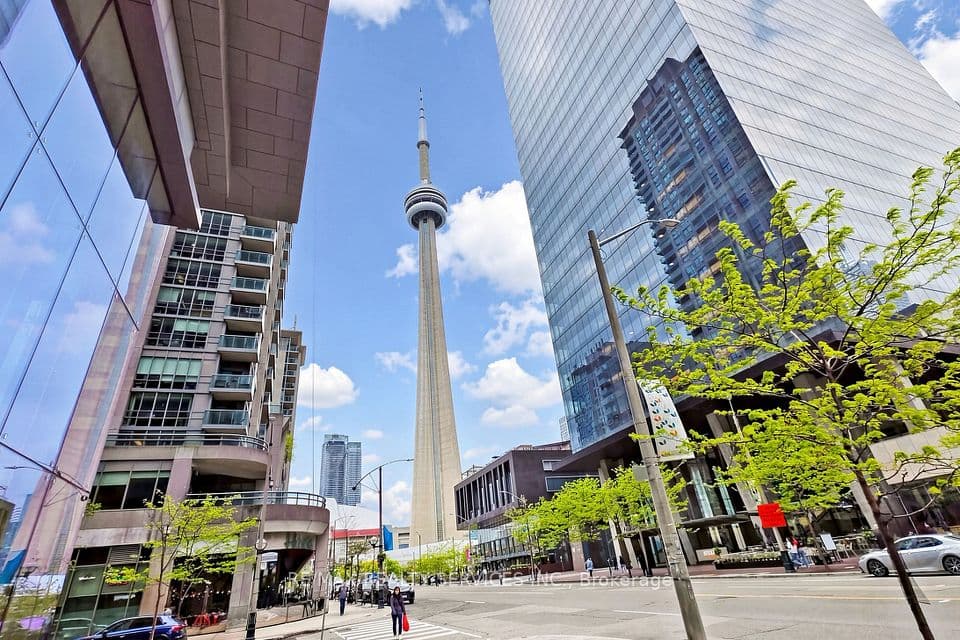 12 York Street 407, Toronto, ON M5J 0A9 – main photo