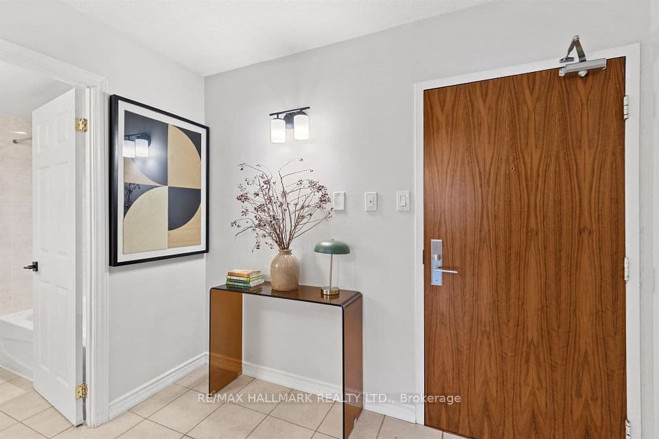 914 Yonge Street 1603, Toronto, ON M4W 3C8 – photo 2