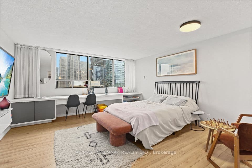 914 Yonge Street 1603, Toronto, ON M4W 3C8 – main photo