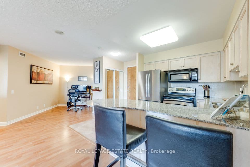 1720 Eglinton Avenue E 623, Toronto, ON M4A 2X8 – photo 3