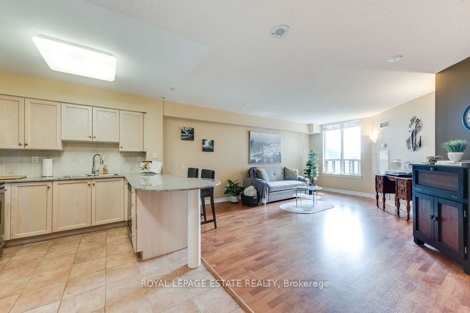 1720 Eglinton Avenue E 623, Toronto, ON M4A 2X8 – main photo
