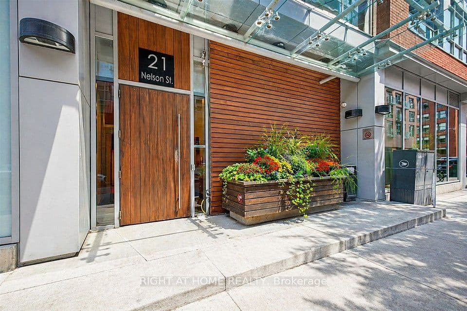 21 Nelson Street Lph01, Toronto, ON M5V 3H9 – photo 2
