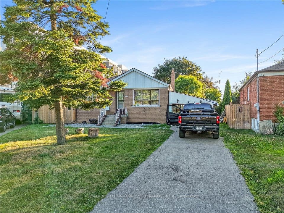 19 Wigan Crescent, Toronto, ON M3H 3A3 – main photo