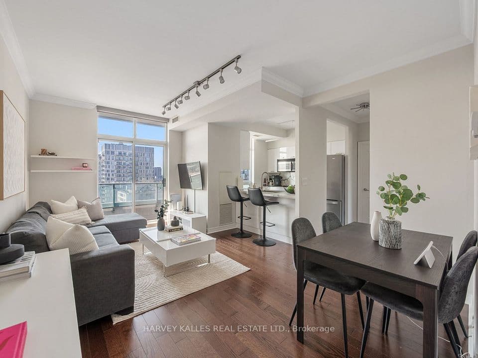 212 Eglinton Avenue E PH303, Toronto, ON M4P 0A3 – main photo