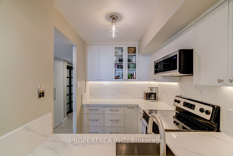 92 King Street 1008, Toronto, ON M5C 2V8 – photo 2