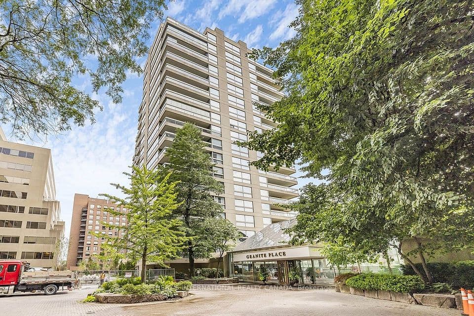 61 St Clair Avenue W 902, Toronto, ON M4V 2Y8 – main photo