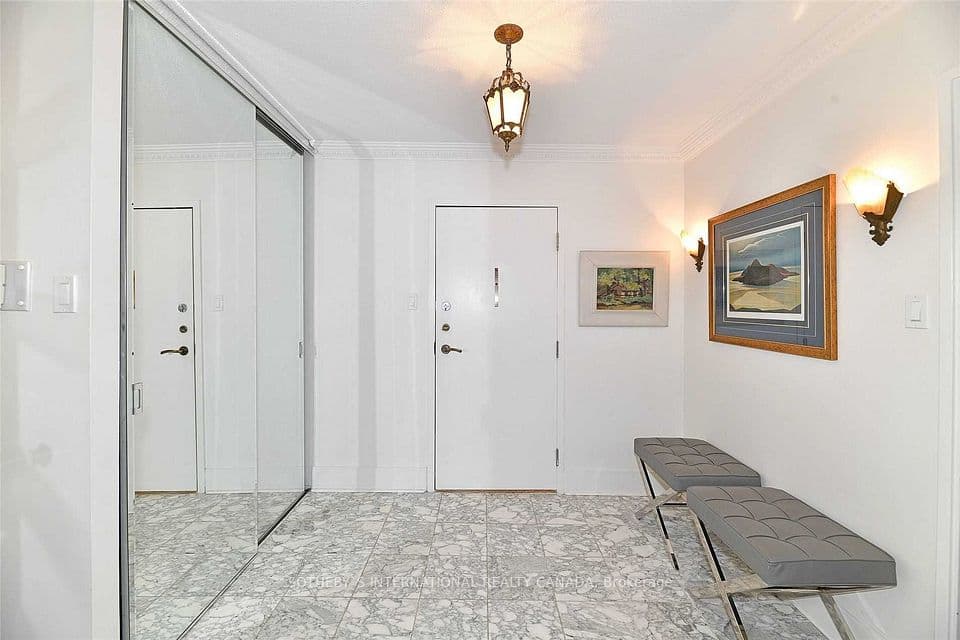 18 Lower Village Gate 111, Toronto, ON M5P 3M1 – photo 2