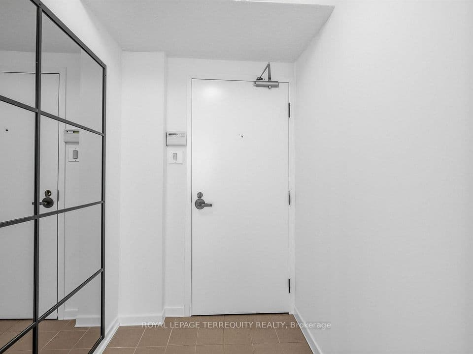 25 Maitland Street 210, Toronto, ON M4Y 2W1 – main photo
