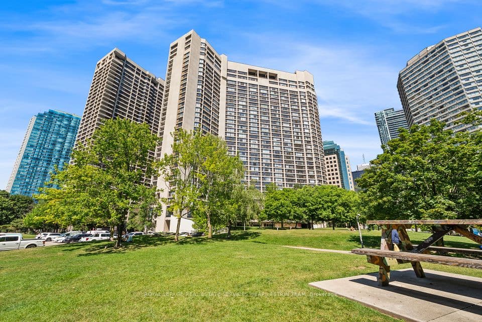 33 Harbour Square #411, Toronto, ON M5J 2G2 – main photo